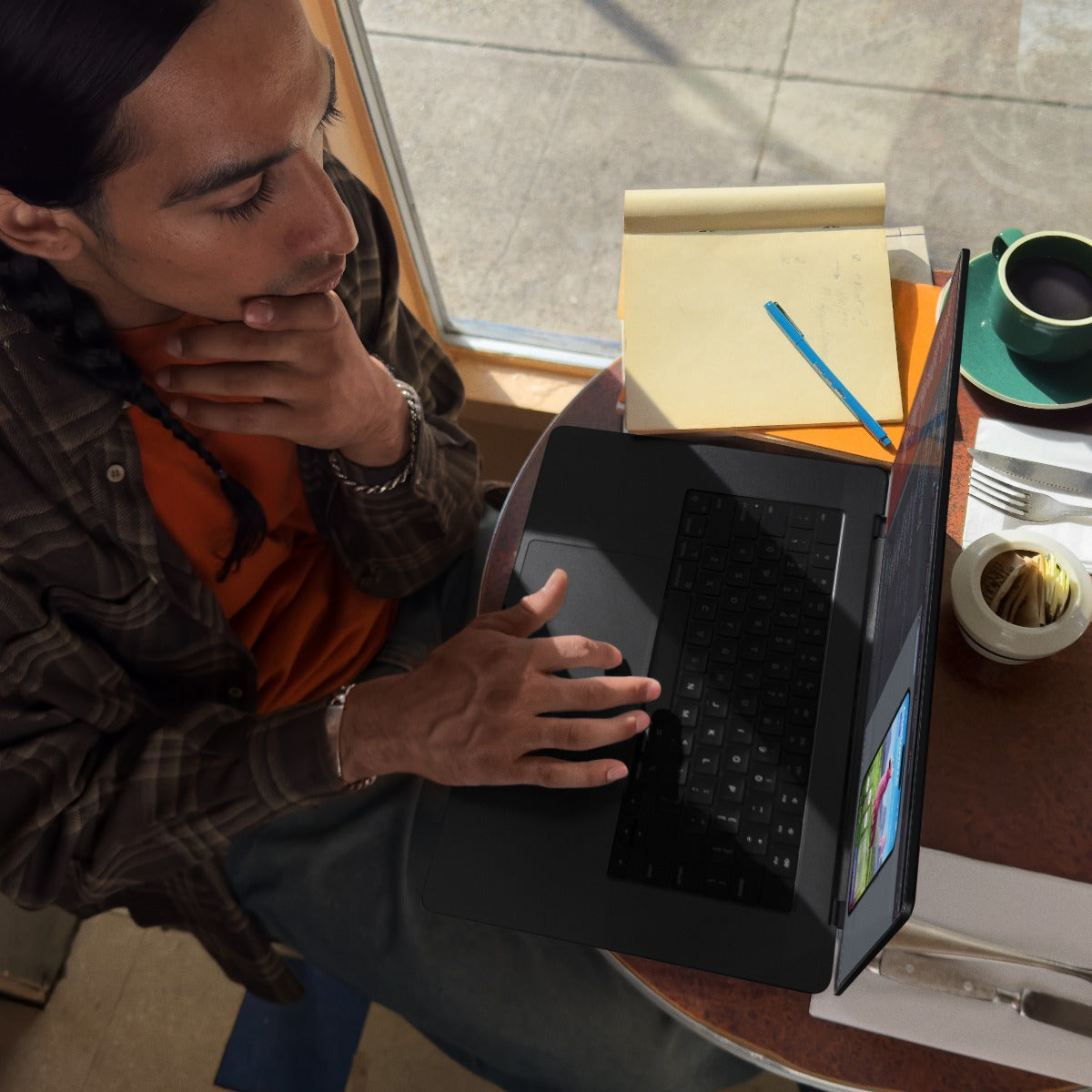 16-inčni MacBook Pro M3 Max sa 14-jezgarnim CPU-om, 30-jezgarnim GPU-om, 36GB objedinjene memorije i 1TB SSD - Space Black - iSTYLE RS