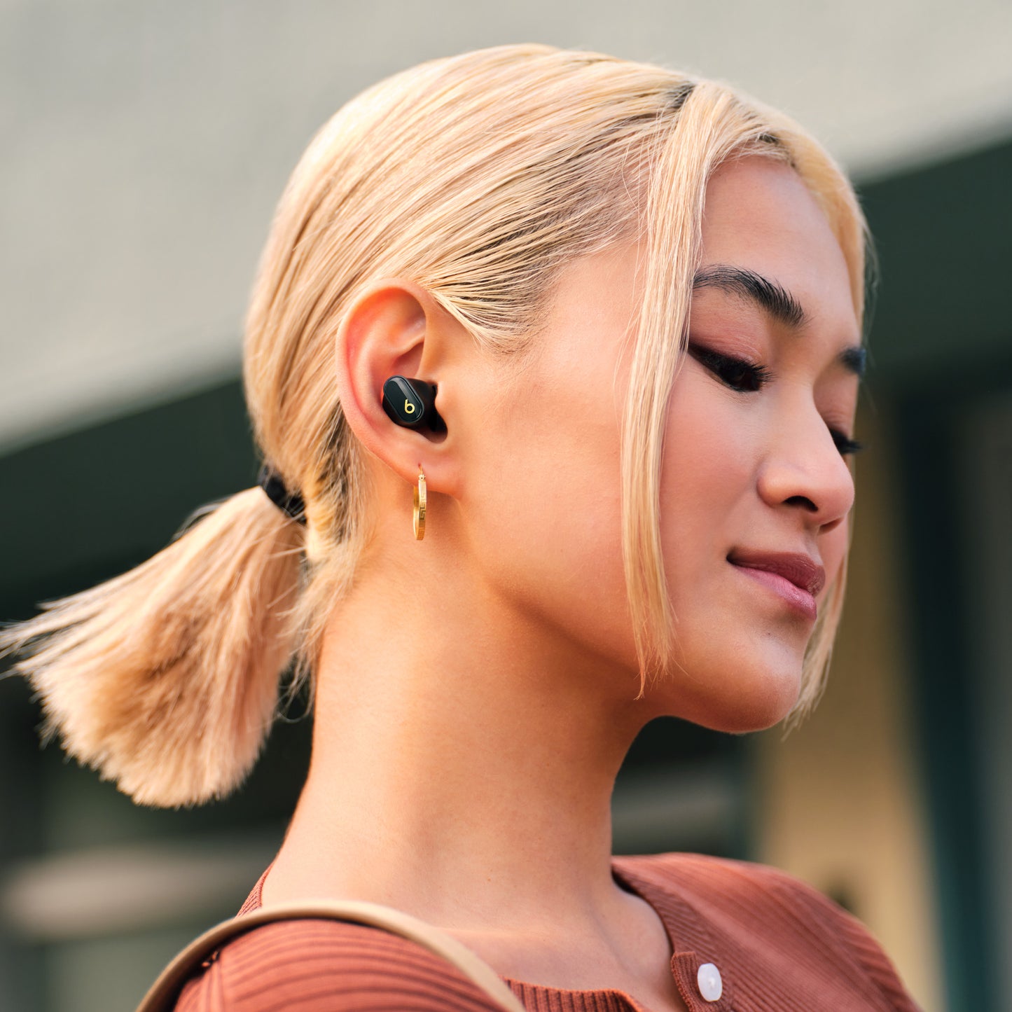 Beats Studio Buds + - True Wireless Noise Cancelling Earbuds - Black/Gold