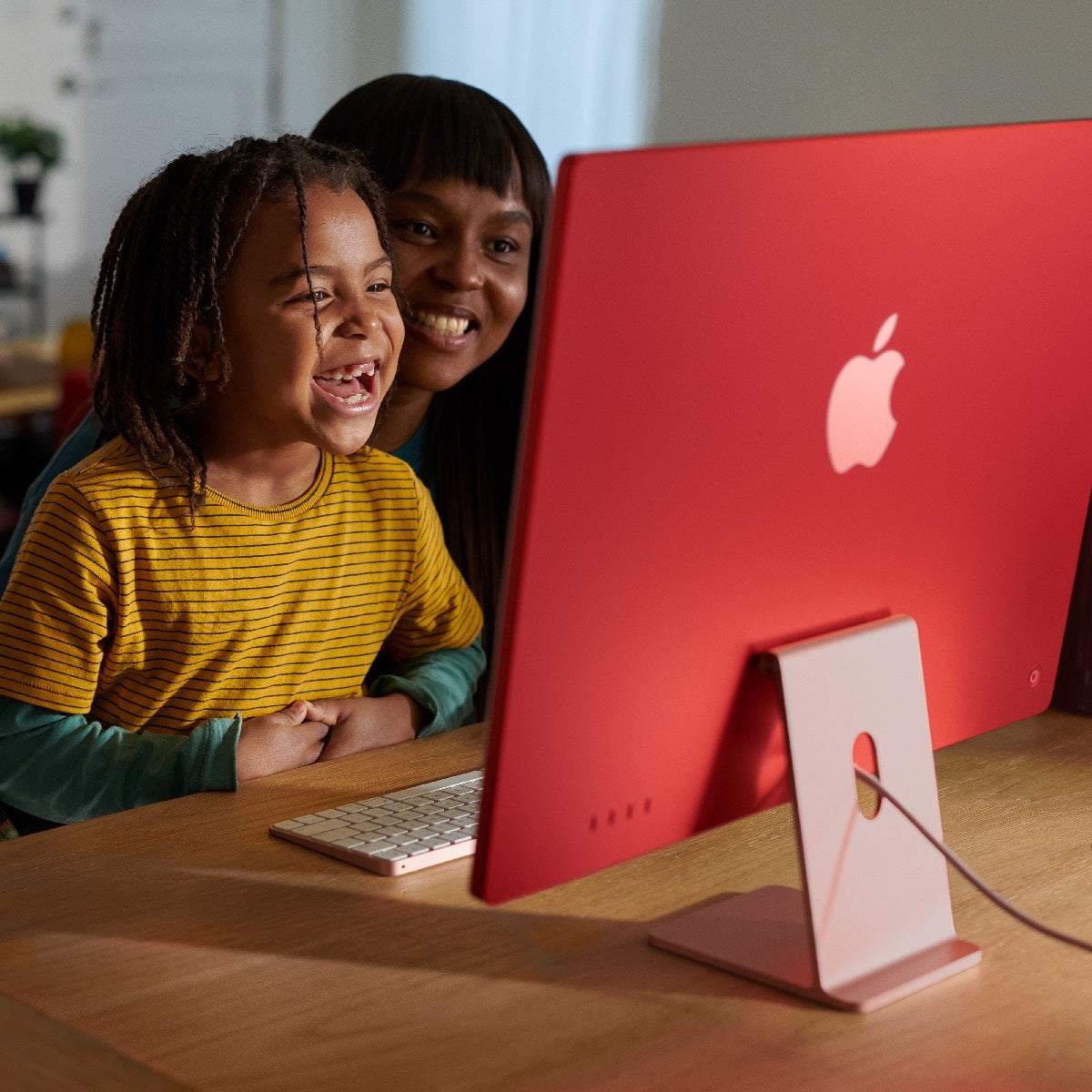 24-inčni iMac M3 sa 4,5K Retina displejom, 8-jezgarnim CPU-om, 10-jezgarnim GPU-om, 8GB objedinjene memorije i 256GB SSD-om - Pink - iSTYLE RS